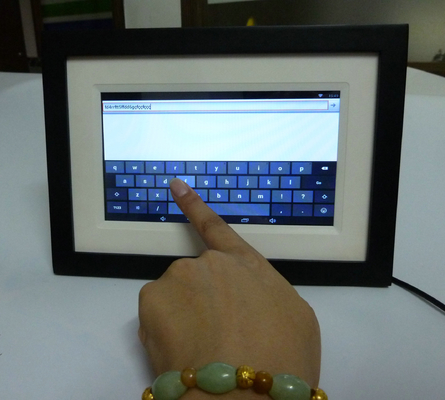 HD IPS Screen less expensive 7 inch ogrammable Android O.S. Touch Screen WiFi Digital Photo Frame with wooden frame